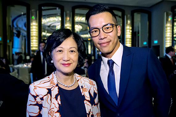領峰代表與香港行政會議成員葉劉淑儀女士合影留念