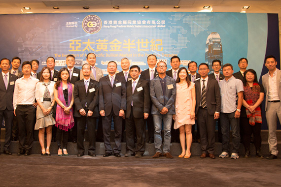 香港貴金屬同業(yè)協(xié)會(huì)主席鄺德成先生、金銀業(yè)貿(mào)易場理事長陳尚智先生及金銀業(yè)貿(mào)易場永遠(yuǎn)名譽(yù)會(huì)長張德熙博士拍照留念